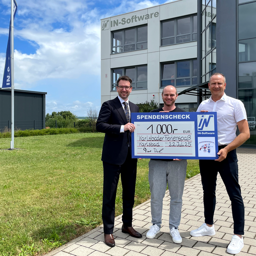 Vor dem IN-Software GmbH Bürogebäude überreicht Timo Paul Abteilungsleiter IN-Software GmbH (rechts) einen 1.000-Euro-Scheck an Bürgermeister Björn Kornmüller (links) und Ferienspaß-Leiter Kai Basler (Mitte). Foto: IN-Software  