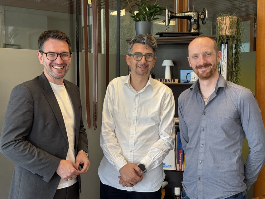 Bürgermeister Björn Kornmüller beim Besuch mit den beiden Start-Up Gründern Georgios Chatzimanolis und Christoph Rank