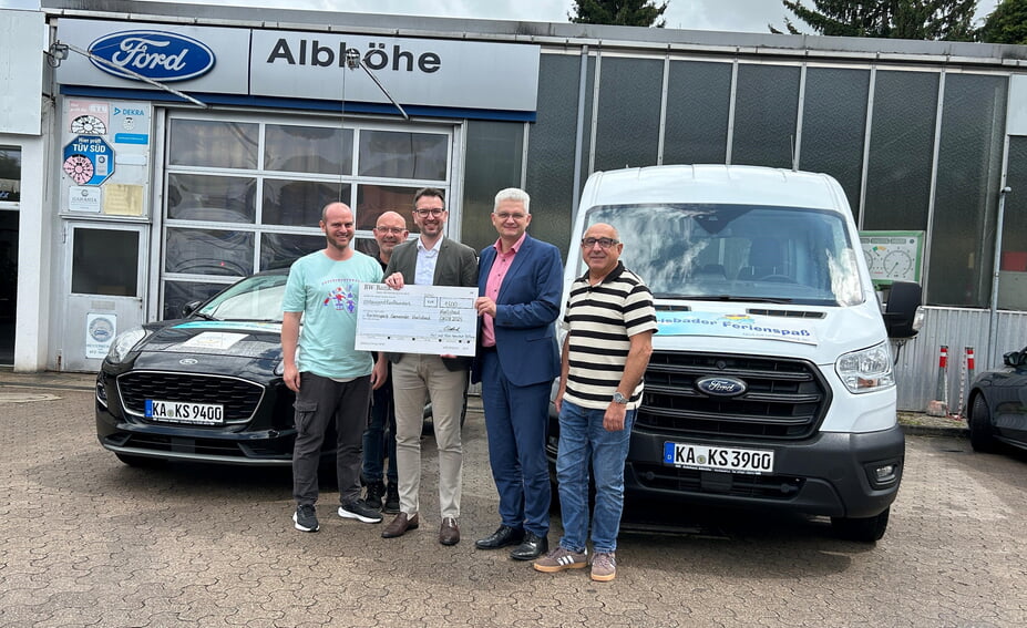 V.l. Organisator des Ferienspaß Kai Basler, Mathias Kohle (Autohaus Albhöhe), Bürgermeister Björn Kornmüller, Vorsitzender der Holzschuhstiftung Ragnar Watteroth & Rolf Schmidt (Autohaus Albhöhe). Foto: Gemeinde Karlsbad
