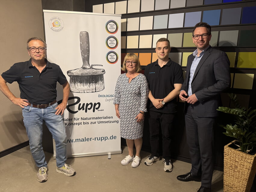 (v.l.n.r) Uwe Rupp, Sibylle Roßwag-Rupp, Jonathan Rupp und Bürgermeister Björn Kornmüller | Foto: Gemeinde Karlsbad