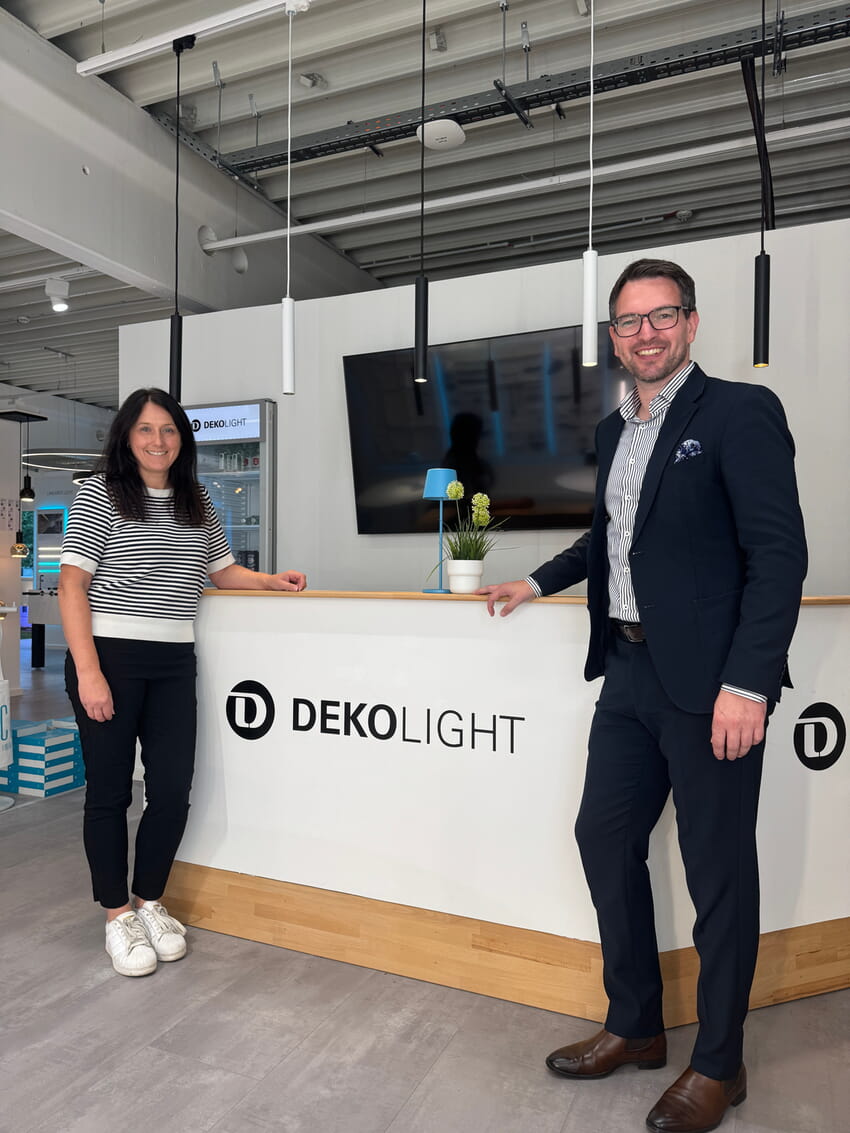 Ines Schwender und Bürgermeister Björn Kornmüller im Showroom der Deko - Light Elektronik Vertriebs GmbH | Foto: Gemeinde Karlsbad