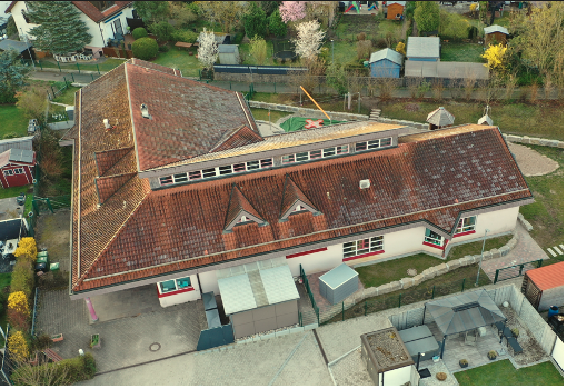 Das Dach der Kindertagesstätte St. Franziskus bietet Platz für 199 Solarmodule mit einer Gesamtleistung von 90 Kilowatt Peak. Foto: BEG Durmersheim/Dieter Müller