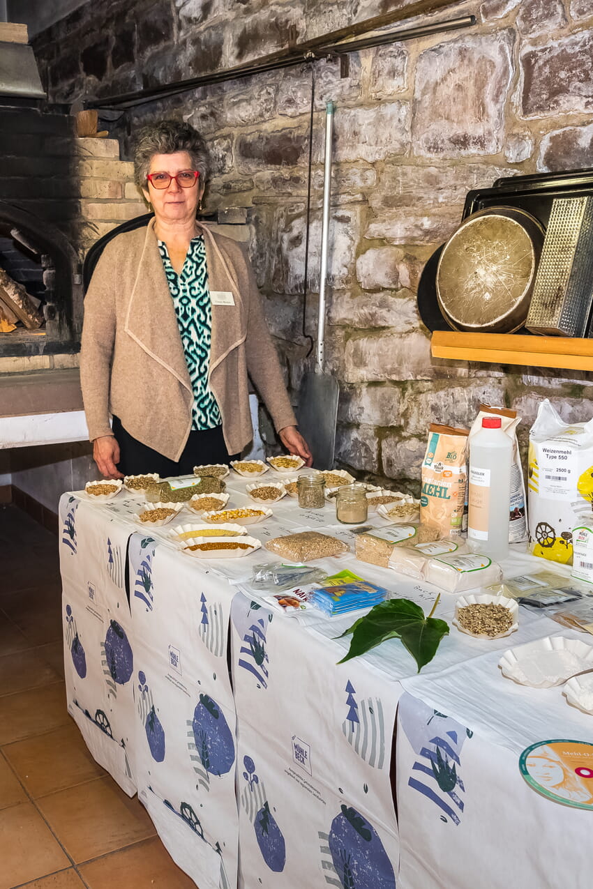 Müllerin Frau Beck von der Mühle Beck erklärte im Backhaus sachkundig die verschiedenen Getreidearten und die daraus erzeugten Mehlsorten zum Backen