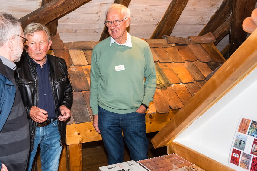Günter Gartner erläuterte den Besuchern die Entstehung und Bedeutung der Feierabendziegel