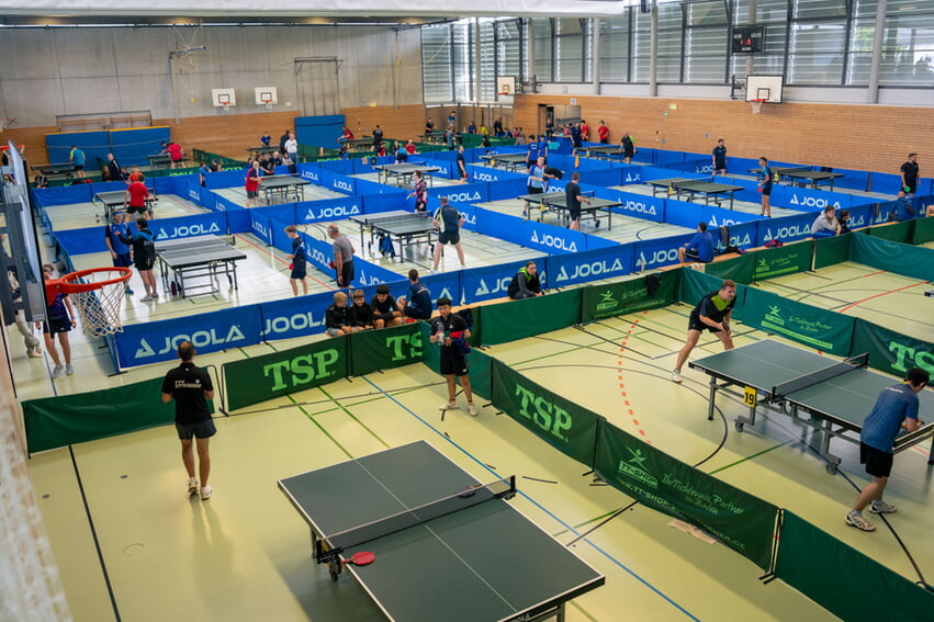 Reger Betrieb an 20 Tischen in der Becker-Halle