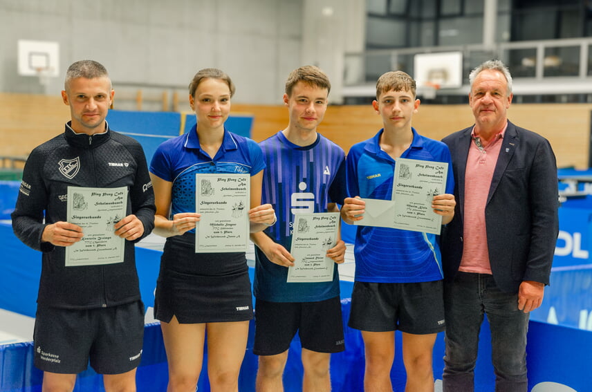 Im Bild gemeinsam mit Roland Rädle die Erstplatzierten der Sonntagswettbewerbe (vl.; Kestutis Zeimys, Michelle Stegner, Lennard Rütten, Maxim Klein)