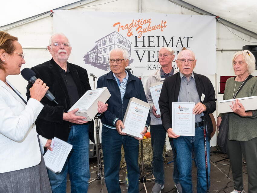 Ehrung von Gründungsmitgliedern des Heimatvereins durch Heidi Ochs: v.l. Gerhard Becker, Karl-Heinz Kappler, Jürgen Haffner, Klaus Kappler und Doris Denning.