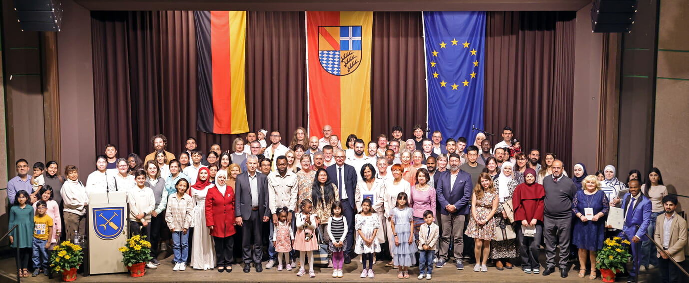 Rund 130 Neubürgerinnen und Neubürger feierten im Bürgerhaus Linkenheim-Hochstetten gemeinsam mit Familie, Freundinnen und Freunden sowie Vertreterinnen und Vertretern des Landkreises und der Kommunen ihre deutsche Staatsangehörigkeit. (Foto: Jörg Donecker)