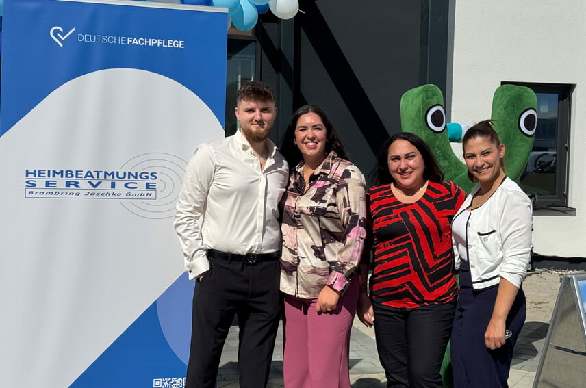(v.l.n.r) Account-Manager Kevin Nowak, Pflegedienstleiterin Vanessa Maier Gomes e Sa mit ihrer Stellvertreterin Canan Meric, sowie Geschäftsführerin Janet Marhold | Foto: Gemeinde Karlsbad