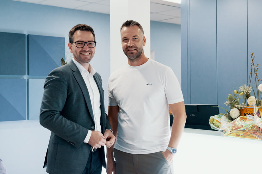 Bürgermeister Björn Kornmüller zusammen mit Jan Kindler bei der offiziellen Eröffnung des neuen Zahnzentrums | Foto: Christoph Kleine