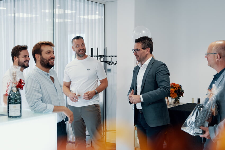 (v.l.n.r) David Götzmann, Johannes Götzmann, Jan Kindler, Bürgermeister Björn Kornmüller und Wirtschaftsförderer Tobias Brehm überbringen dem Team ihre Glückwünsche zur Neueröffnung | Foto: Christoph Kleine