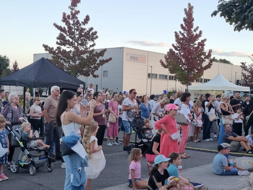 Viele Besucher bewunderten bei bestem Wetter das Bühnenprogramm.
