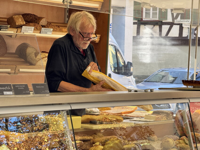 Wolfgang Lauser beim Verpacken seiner Backwaren