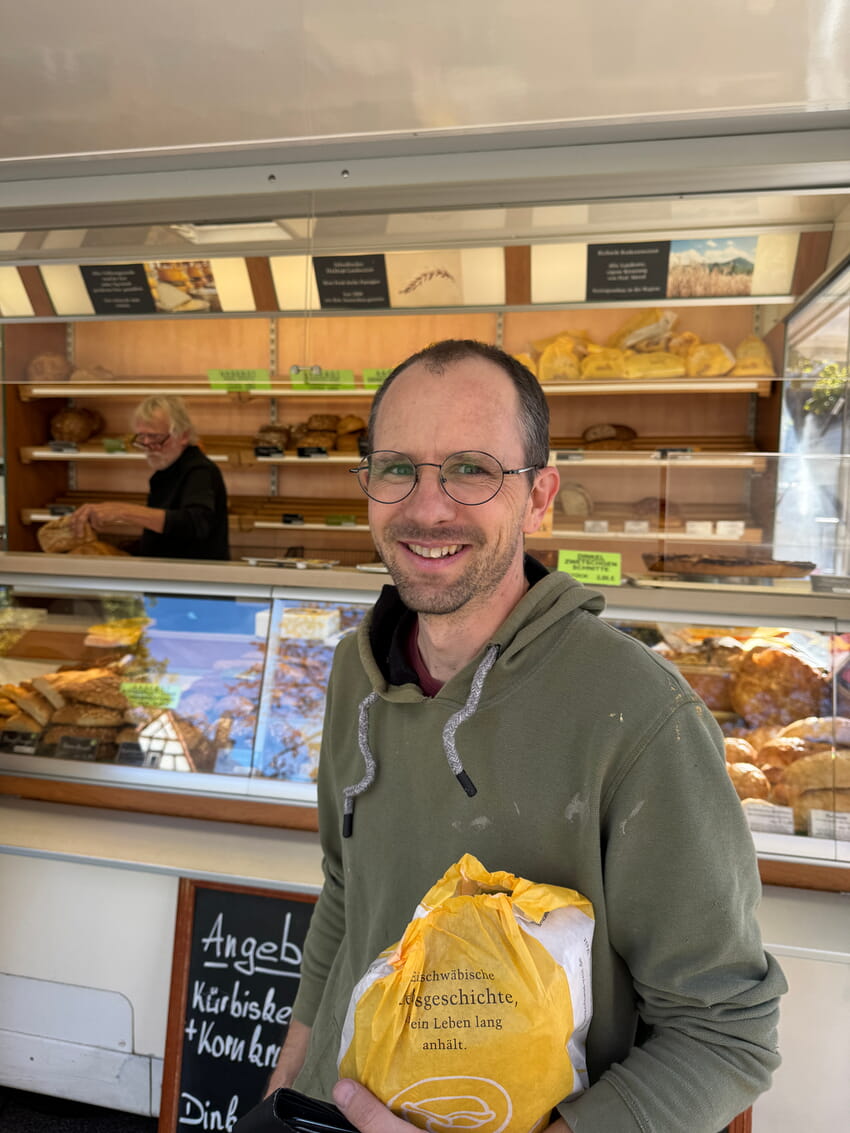 Zufriedener Marktkunde: Jan Müller beim Einkauf. Alle Fotos: Gemeinde Karlsbad