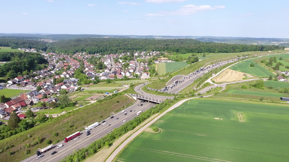 Der Ortsteil Mutschelbach ist schon durch den Verkehrslärm der Autobahn A 8 belastet. Für die Gemeinde bedeuten Windräder eine zusätzliche Belastung. Foto: Pintilie