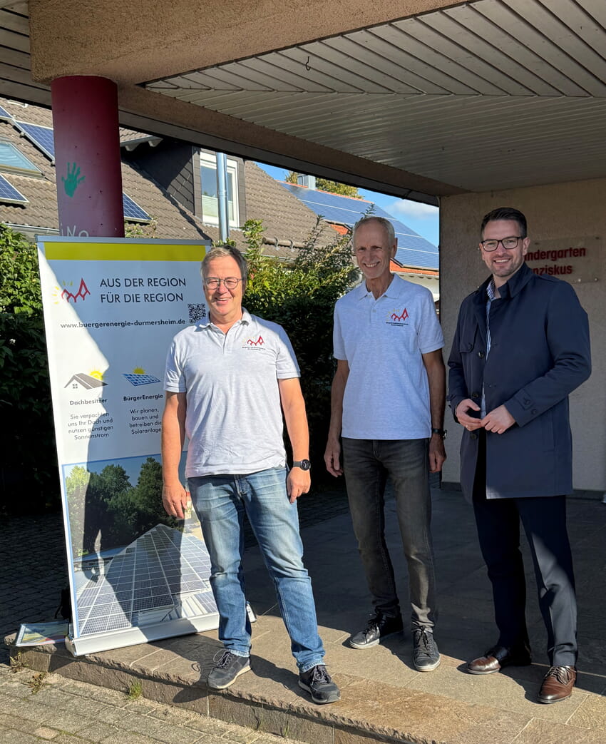 v.l. Vorstandsvorsitzender Hartmut Oesten und Dieter Müller (beide BEG Durmersheim) mit Bürgermeister Björn Kornmüller. Fotos: Gemeinde Karlsbad