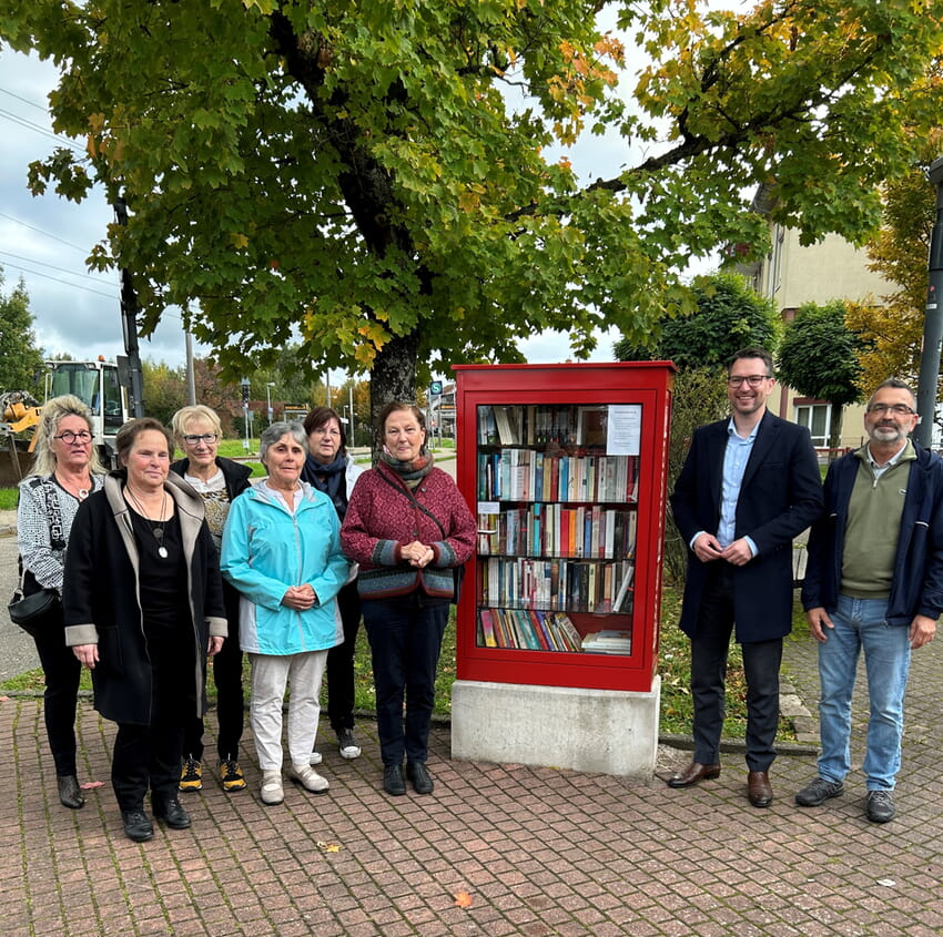 V.l.n.r.: Simone Selzer, Beate Jägle, Irene Späth, Ute Wilcken, Gudrun Uckele-Becker, Catherine Demoncheaux-Blomann, (Bücherschrank), Bürgermeister Björn Kornmüller, Ortsvorsteher Joachim Karcher. Verhindert und daher nicht auf dem Foto: Maria Oarga und Annette Rindfuß. Foto: Gemeinde Karlsbad