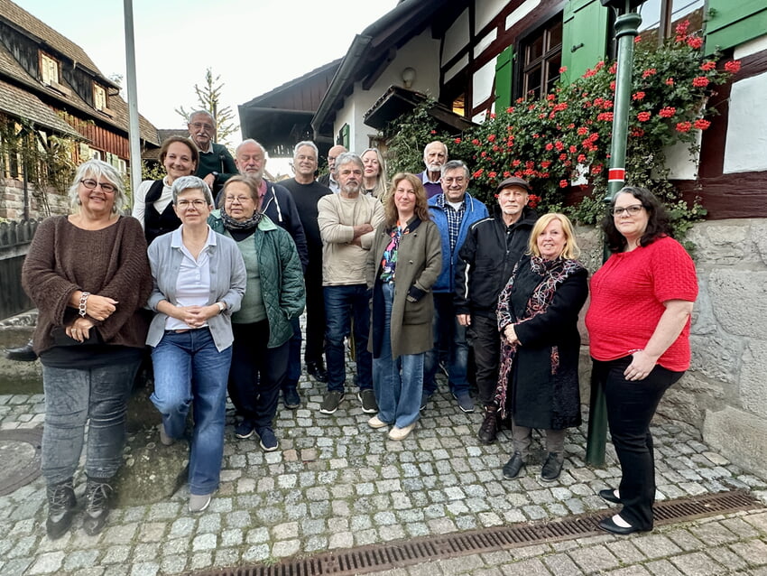 Heidi Ochs (2.v.links) und Jasmin Knöller (rechts außen) als Vertreter des Heimatverein Karlsbad beim Netzwerktreffen der Heimatvereine in Michelbach