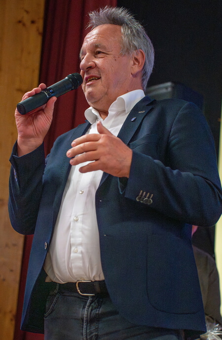 Roland Rädle unterstützte Hartmut Seiter bei der Moderation. Foto: Lenny Lorenz