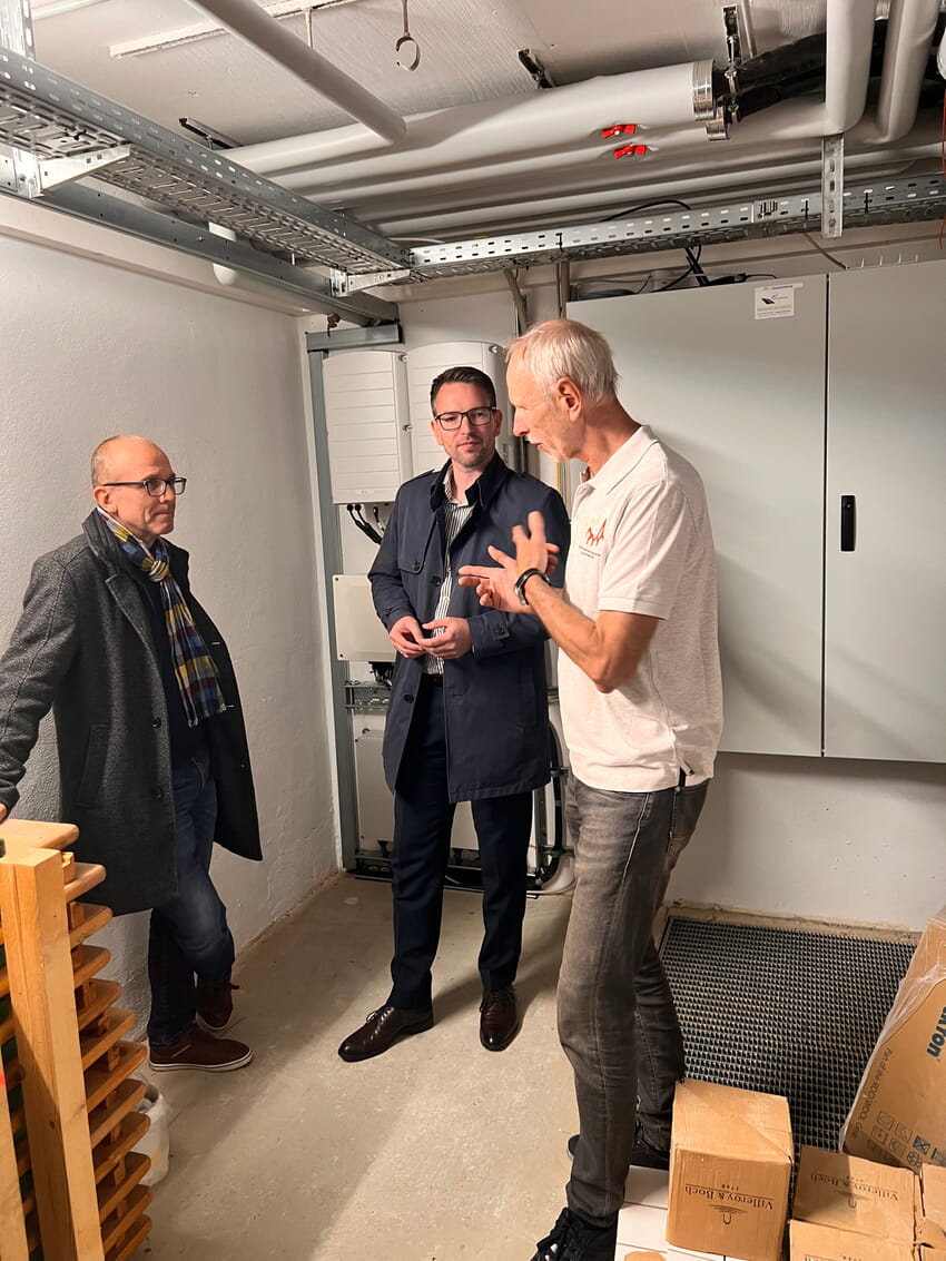 Gespräch zur Technik der Anlage St. Franziskus: Bürgermeister Björn Kornmüller, Bauamtsleiter Joachim Guthmann und Projektleiter Dieter Müller, Projektleiter der BEG-Durmersheim eG/Arbeitskreis Bürgerenergie. Foto: Arbeitskreis Bürgerenergie/Hermine Tasche