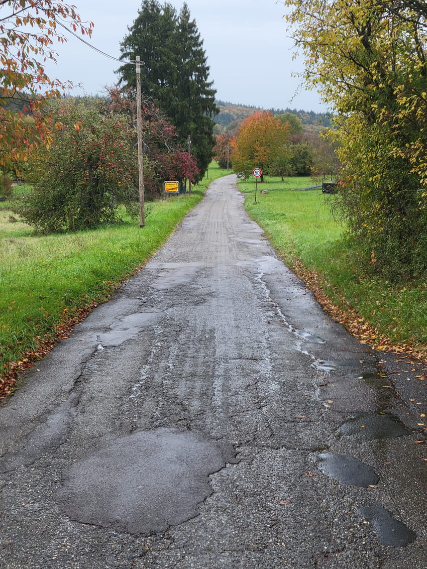 Die verlängerte Lange Straße im Ortsteil Ittersbach (Abschnitt zwischen Ortstafel und Pfinztalbrücke) befindet sich in einem sehr schlechten baulichen Zustand. Sie soll saniert werden. Foto: Gemeinde Karlsbad