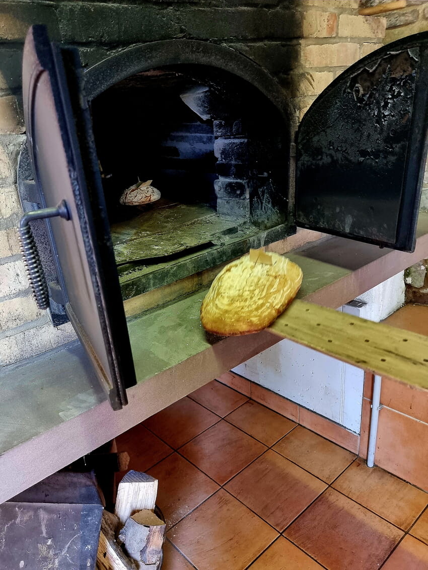 Leckeres Brot frisch aus dem Holzofen!