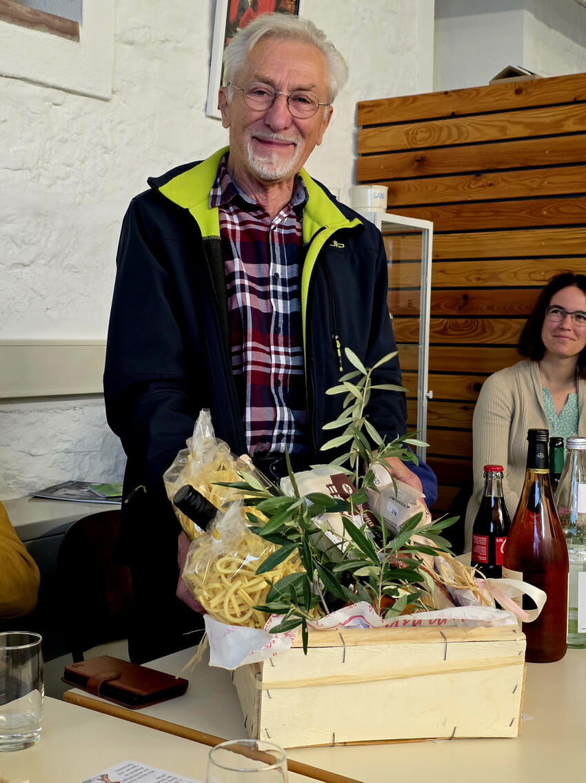 Günter Rausch mit dem vom Vorstand überreichten Geschenk. Am Bildrand rechts Nachfolgerin Sarah Bischoff.