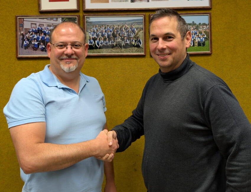 Musikervorstand Olaf Rittmann mit Dirigent Steve Gerstner