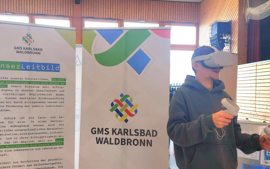 Besucher unseres Standes beim Erkunden von Berufsbildern via VR-Brille