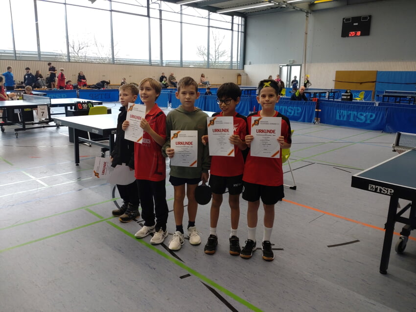 Jonathan Meißner (Bildmitte)