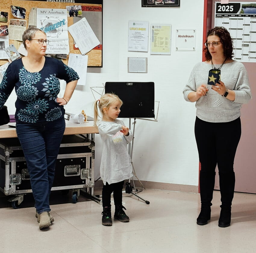 Konzentriertes Zuhören: Monja hat wieder was Tolles zum Basteln mitgebracht!