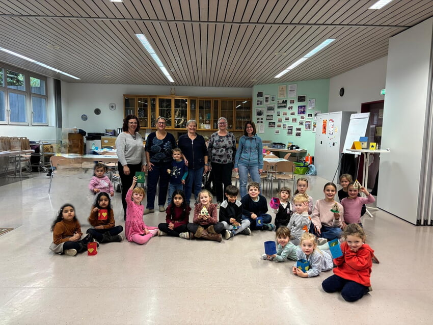 Die Kids zeigen stolz ihre Bastelarbeiten (dahinter das Team Bastel+SingTreffen)