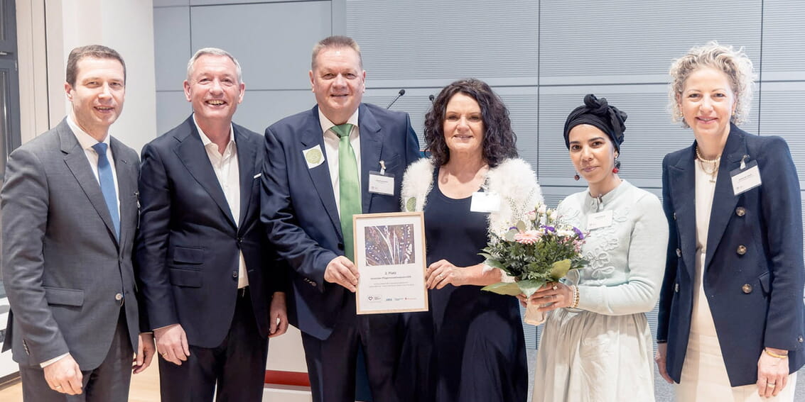 Die Gratulanten zum 2. Preis. von links: Matthias Dießl, Präsident Sparkassenverband Bayern und Klaus Leyh, Vorstandsvorsitzender Union Krankenversicherung AG. In der Mitte Jörg und Bärbel Konstandin mit Amina Belacel vom Finalistenprojekt „Schenkzeit e.V.“ aus Karlsbad. Rechts: Katharina Jessel, Vorstandsmitglied im Konzern Versicherungskammer