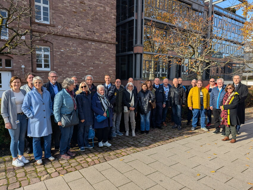 Bildtext: Die ersten 23 Seniorensicherheitsberaterinnen und -berater im Landkreis Karlsruhe stehen bereit.