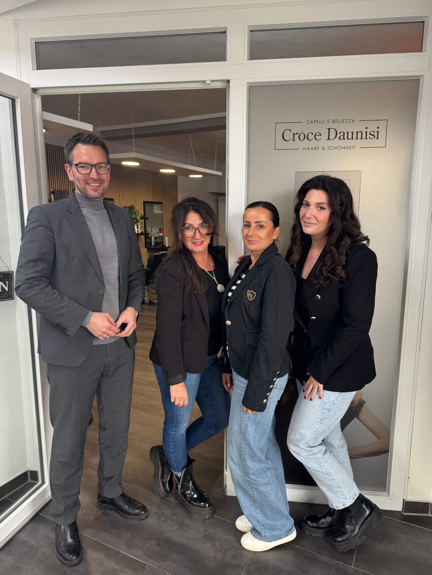 Bürgermeister Björn Kornmüller mit den drei Unternehmerinnen Croce Daunisi, Anna Grgic und Chiara Atilgan (v.l.n.r.)| Foto: Gemeinde Karlsbad