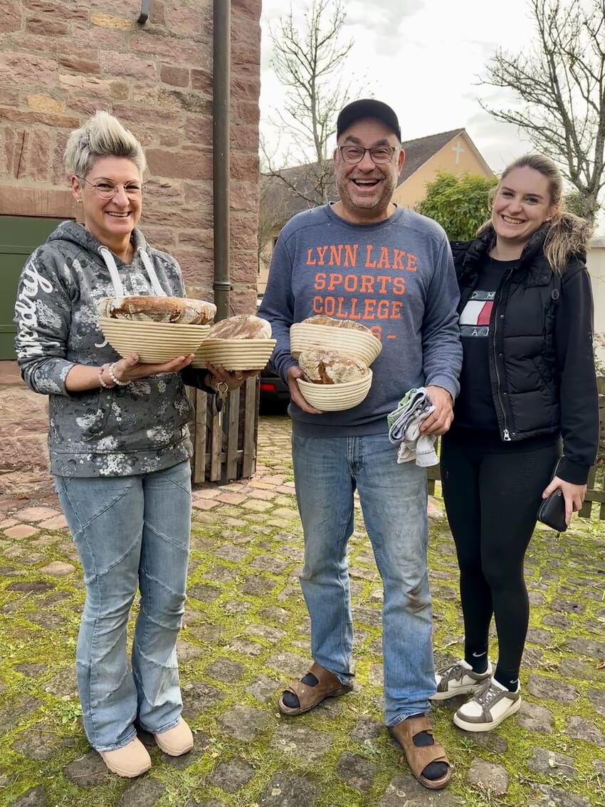 Uli, Markus und Lara Haffner mit ihren frisch gebackenen Broten!