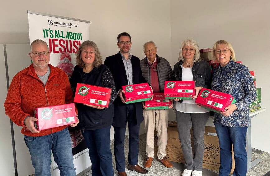 V.l.: Karl-Heinz und Petra Klumpp - Leiterin der Weihnachtswerkstatt und Sammelstelle Mutschelbach, Bürgermeister Björn Kornmüller, Rolf Bischoff - Annahmestelle Ittersbach, Tabea Mössinger - Annahmestelle LaHö, Marlies Vogt - langjährige Mitarbeiterin in der Sammelstelle Klumpp. Foto: privat