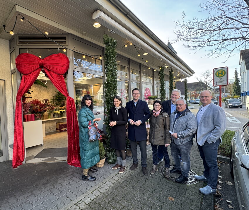 Projektbeteiligte beim ersten Schaufenster-Check Blumen Rau in Langensteinbach. Foto: Gemeinde Karlsbad