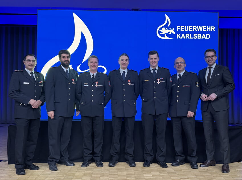 Ehrenzeichen Bronze (15 Jahre) V.l. Feuerwehrkommandant Holger Fuhr, Lars Becker (Ehrenzeichen), Pierre Ruf (Ehrenzeichen), Michael Speck (Ehrenzeichen), Felix Löffler (Ehrenzeichen), Kreisbrandmeister Jürgen Bordt, Bürgermeister Björn Kornmüller