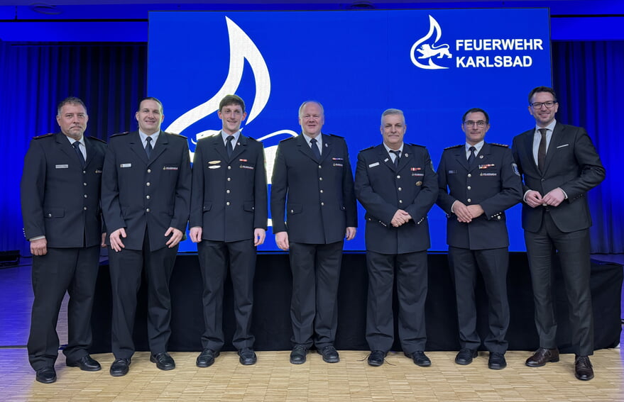 Ehrenzeichen: V.l. Unterkreisführer Markus Fuhr, Kreisjugendfeuerwehrwart Jan Becker, Dominik Kies (Ehrennadel der Jugendfeuerwehr BW in Silber), Holger Roßwag (Ehrennadel des Kreisfeuerwehrverbandes Landkreis Karlsruhe in Silber (25 Jahre), Frank Trunz (Ehrennadel des Kreisfeuerwehrverbandes), Feuerwehrkommandant Holger Fuhr (Ehrennadel des Kreisfeuerwehrverbandes), Bürgermeister Björn Kornmüller