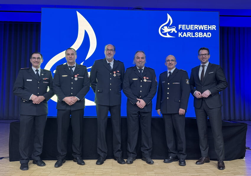 Ehrenzeichen V.l. Feuerwehrkommandant Holger Fuhr, Ralph Höger (Ehrenzeichen Silber 25 Jahre), Rene Granget (Ehrenzeichen Gold 40 Jahre), Marcus Lepschy (Ehrenzeichen 40 Jahre), Kreisbrandmeister Jürgen Bordt, Bürgermeister Björn Kornmüller