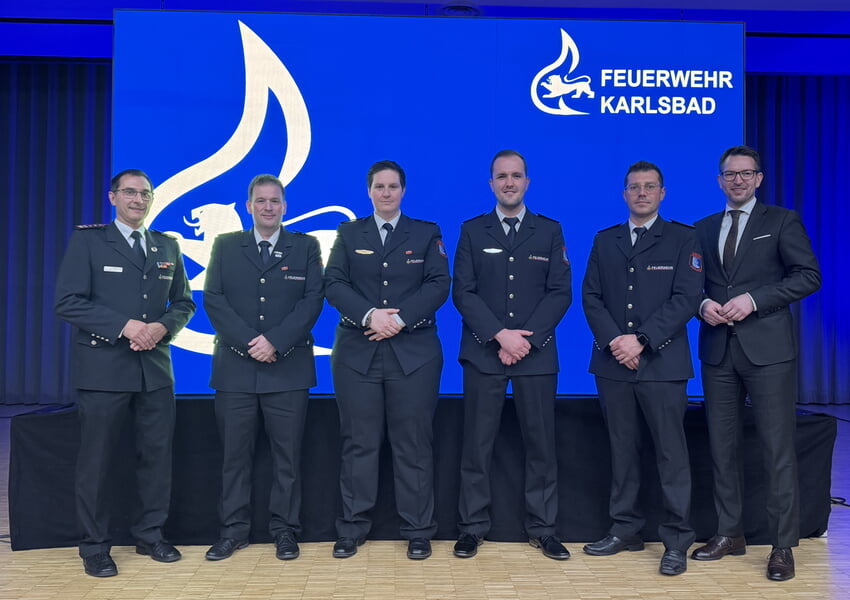 Beförderungen Löschmeister: V.l. Feuerwehrkommandant Holger Fuhr, Cristian Dürr (Löschmeister), Lisa Bossert (Löschmeister), Lukas Amolsch, Dennis Kappler (Löschmeister), Bürgermeister Björn Kornmüller