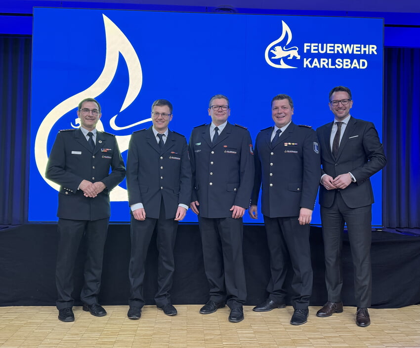Beförderungen V.l. Feuerwehrkommandant Holger Fuhr, Arne Maier (Hauptlöschmeister), Dominik Dann (Brandmeister), Carsten Roßwag (Oberbrandmeister), Bürgermeister Björn Kornmüller. Alle Fotos: Gemeinde Karlsbad