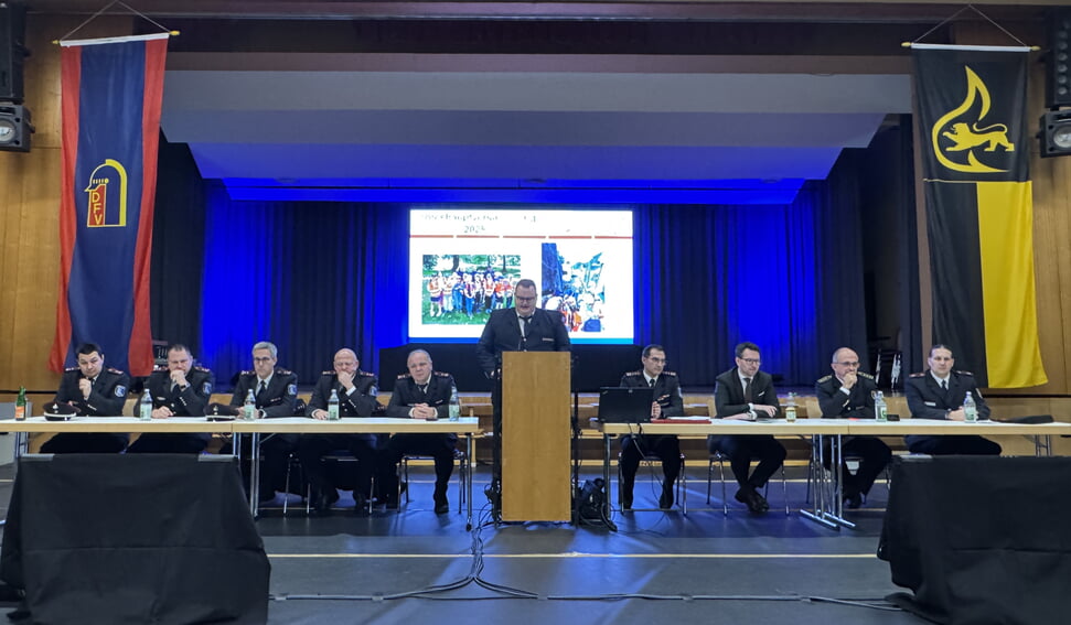 Vl. Pascal Bodemer, Jochen Wildenmann, Michael Christoph, Gunnar Goerke, Andreas Hocewar, Jugendwart Felix Stolze, Feuerwehrkommandant Holger Fuhr, Bürgermeister Björn Kornmüller, Kreisbrandmeister Jürgen Bordt, Kreisjugendfeuerwehrwart Jan Becker  