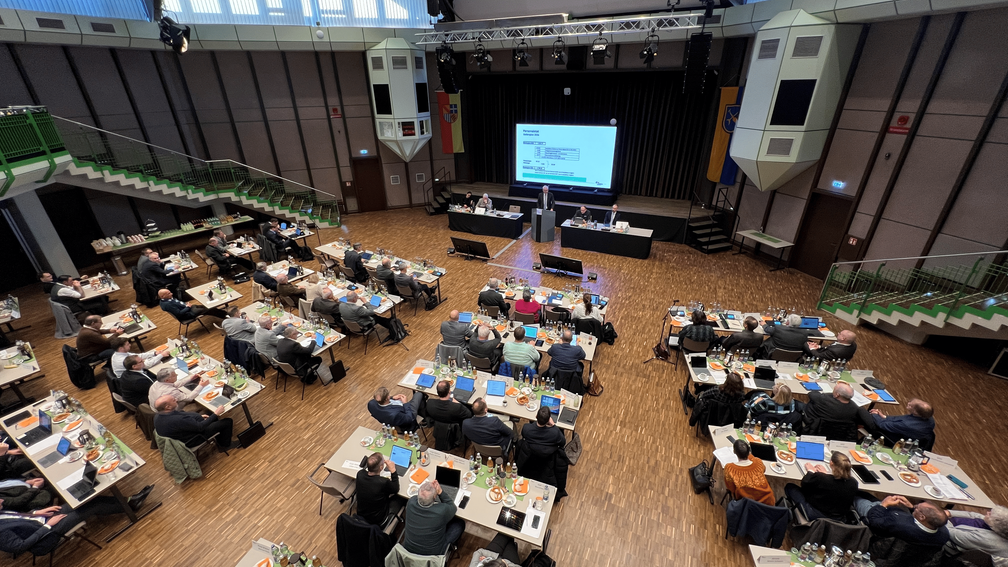 Landrat Dr. Christoph Schnaudigel brachte den Haushaltsentwurf für das Jahr 2026 im Kreistag des Landkreises Karlsruhe ein.