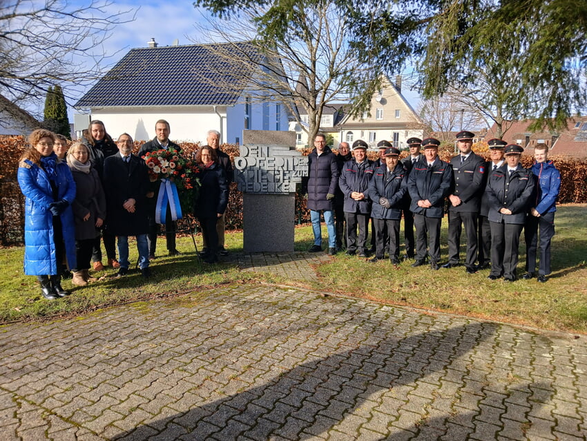 Die Mitwirkenden der Gedenkstunde bei der Kranzniederlegung am Ehrenmal