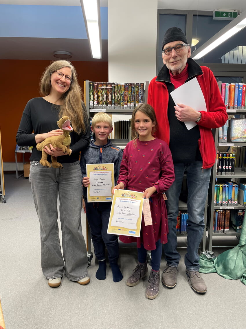 Die Vorleser/innen in der Gemeindebücherei (von links) Autorin Lena Walde, Flynn, Naemi und Vorlesepate Claus Dannien). Foto: Gemeinde Karlsbad
