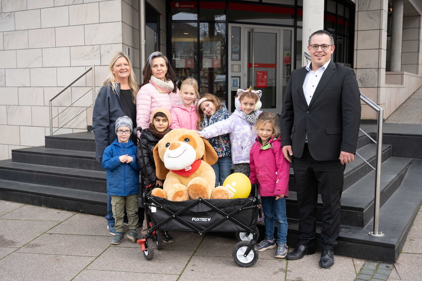 strahlende Gesichter bei der Übergabe des neuen " Kita Hundes "