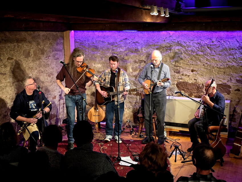 Die fünf Musiker von Loinnir beim virtuosen Musizieren in Ittersbach!