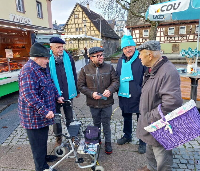 Saladino (Bildmitte) im regen Austausch mit Marktbesuchern